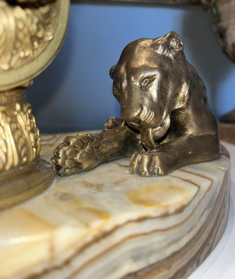 Georges GUYOT ( 1885-1973) "lionne à La Toilette" Schreibpult Bronze/Marmor Signiert