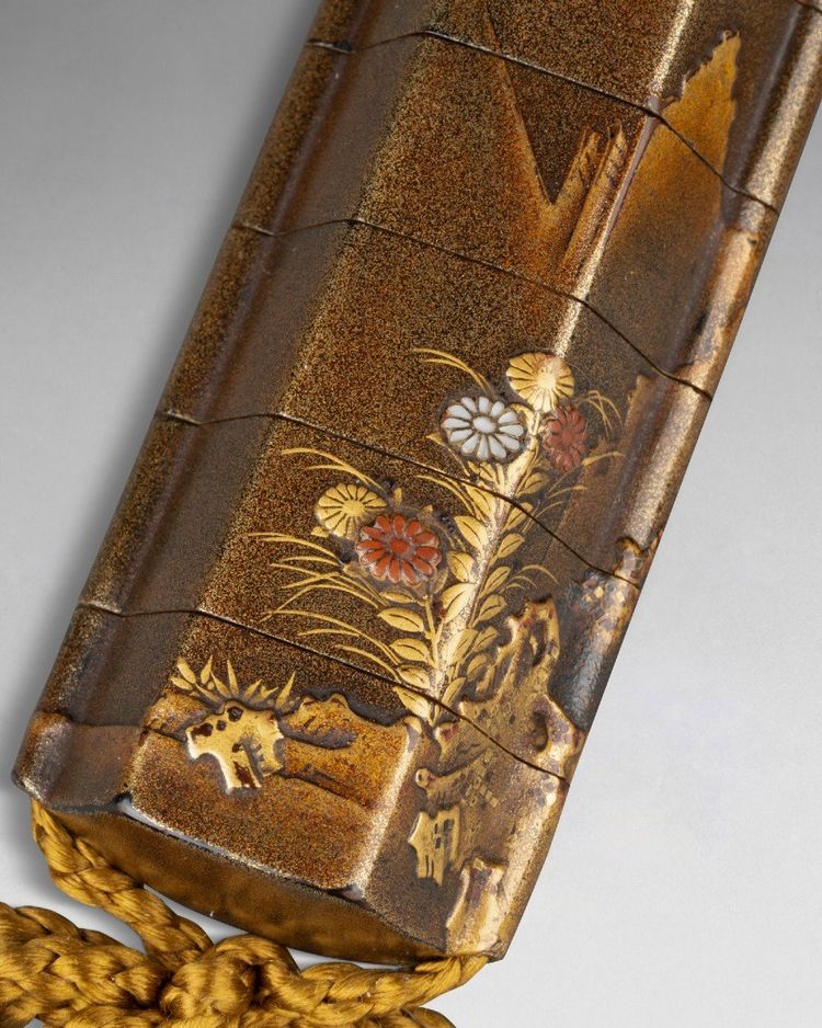 Piccolo Inro esagonale in lacca dorata Urushi Giappone Edo