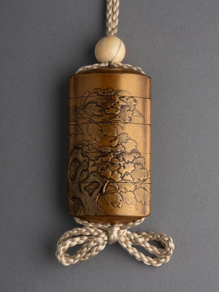 Kajikawa Inro in Gold Lacquer with Peony and Chrysanthemum Decoration, Edo Japan