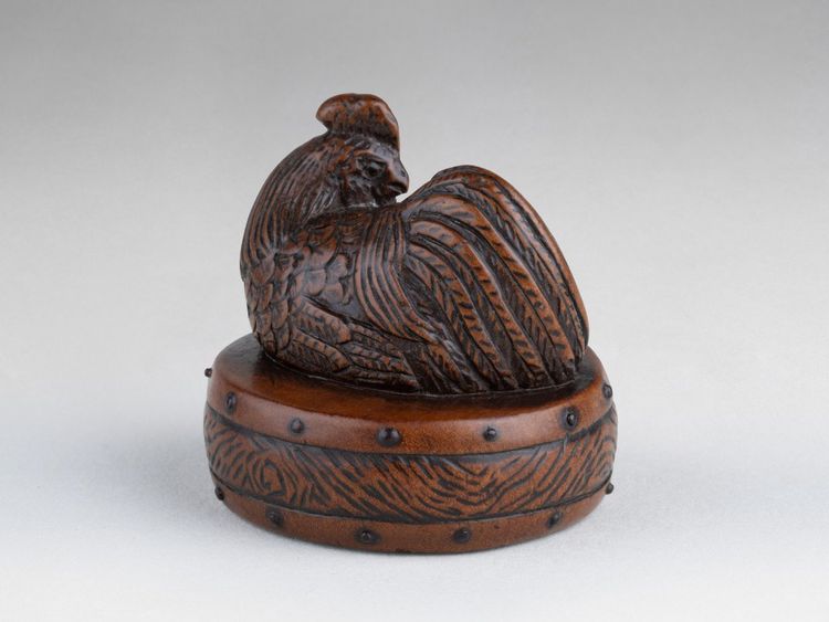 Netsuke di Tametaka. Modello in legno raffigurante un gallo appollaiato su un tamburo. Edo Giappone