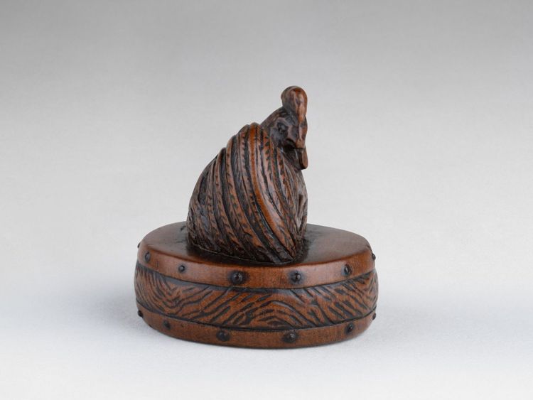 Netsuke di Tametaka. Modello in legno raffigurante un gallo appollaiato su un tamburo. Edo Giappone