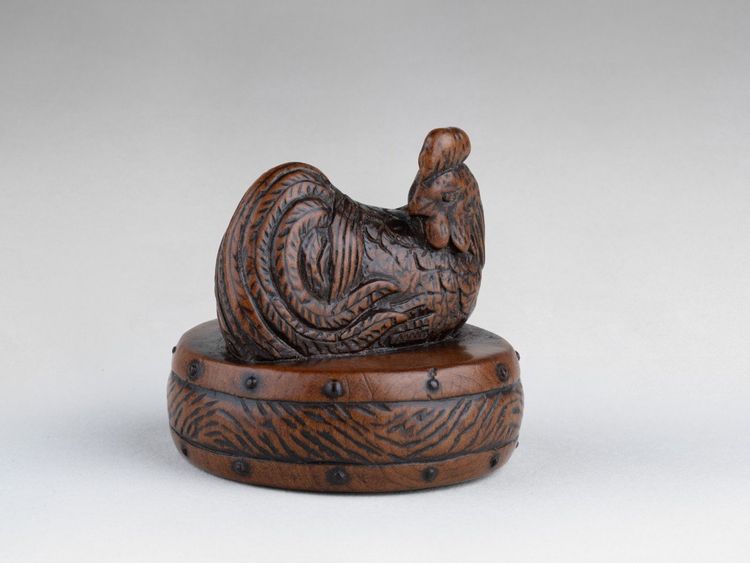 Netsuke di Tametaka. Modello in legno raffigurante un gallo appollaiato su un tamburo. Edo Giappone