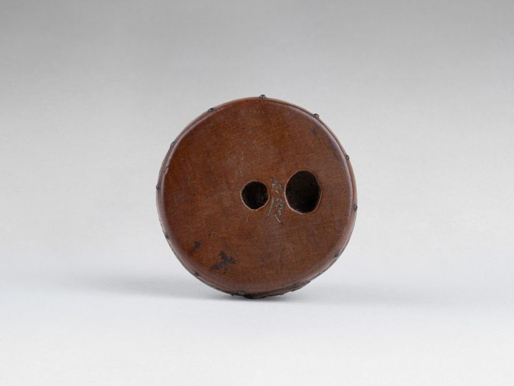 Netsuke di Tametaka. Modello in legno raffigurante un gallo appollaiato su un tamburo. Edo Giappone
