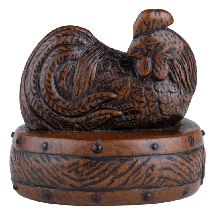 Netsuke di Tametaka. Modello in legno raffigurante un gallo appollaiato su un tamburo. Edo Giappone