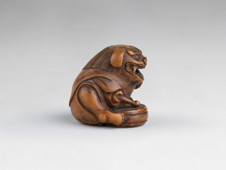 Netsuke Par Sansho – Shishimaï. En Bois Sculpté. Japon Edo