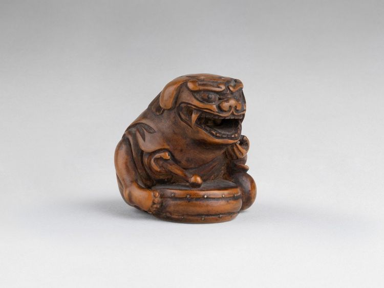 Netsuke Par Sansho – Shishimaï. En Bois Sculpté. Japon Edo