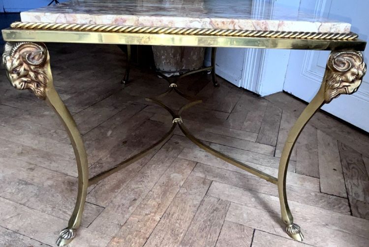 MAISON CHARLES. Tavolino da caffè in bronzo e marmo, gambe a testa d'ariete e zoccoli