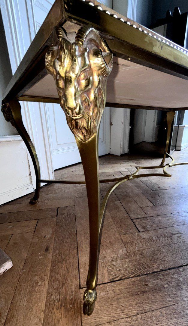 MAISON CHARLES. Tavolino da caffè in bronzo e marmo, gambe a testa d'ariete e zoccoli