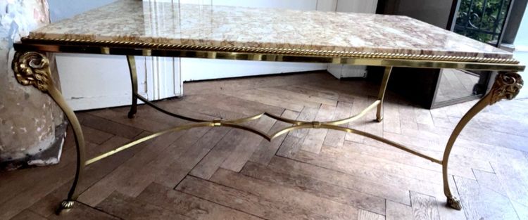 MAISON CHARLES. Tavolino da caffè in bronzo e marmo, gambe a testa d'ariete e zoccoli