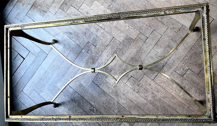 MAISON CHARLES. Tavolino da caffè in bronzo e marmo, gambe a testa d'ariete e zoccoli