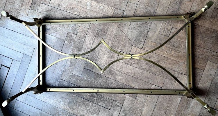 MAISON CHARLES. Tavolino da caffè in bronzo e marmo, gambe a testa d'ariete e zoccoli