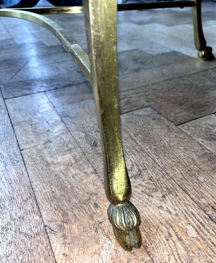 MAISON CHARLES. Tavolino da caffè in bronzo e marmo, gambe a testa d'ariete e zoccoli