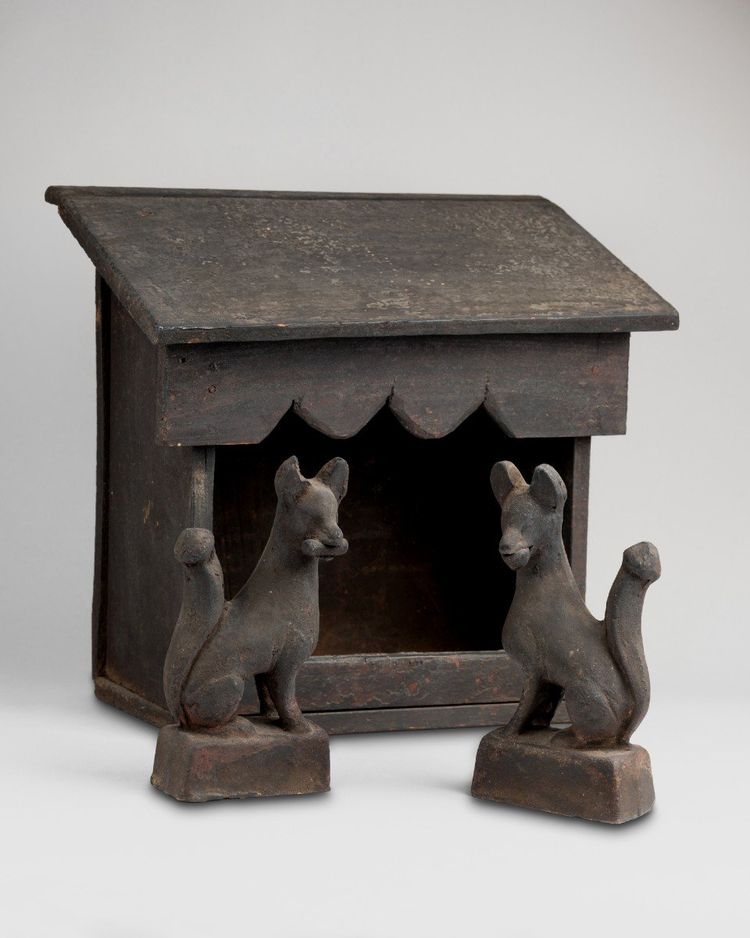Hölzerner Tempeleingang mit zwei Kitsune aus Terrakotta. Edo-Japan
