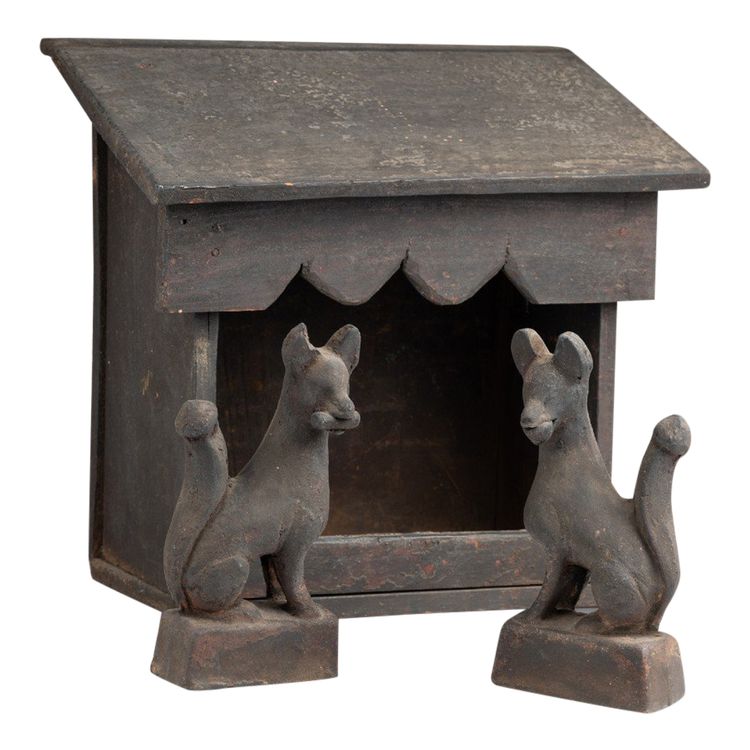 Hölzerner Tempeleingang mit zwei Kitsune aus Terrakotta. Edo-Japan