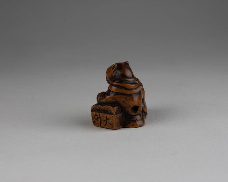 Netsuke - Model representing a fox disguised as a priest. Edo Japan