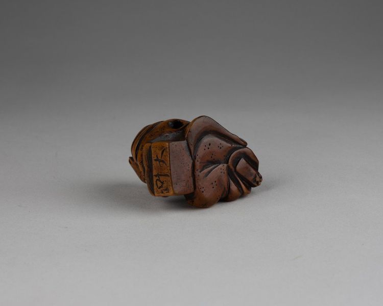 Netsuke - Model representing a fox disguised as a priest. Edo Japan