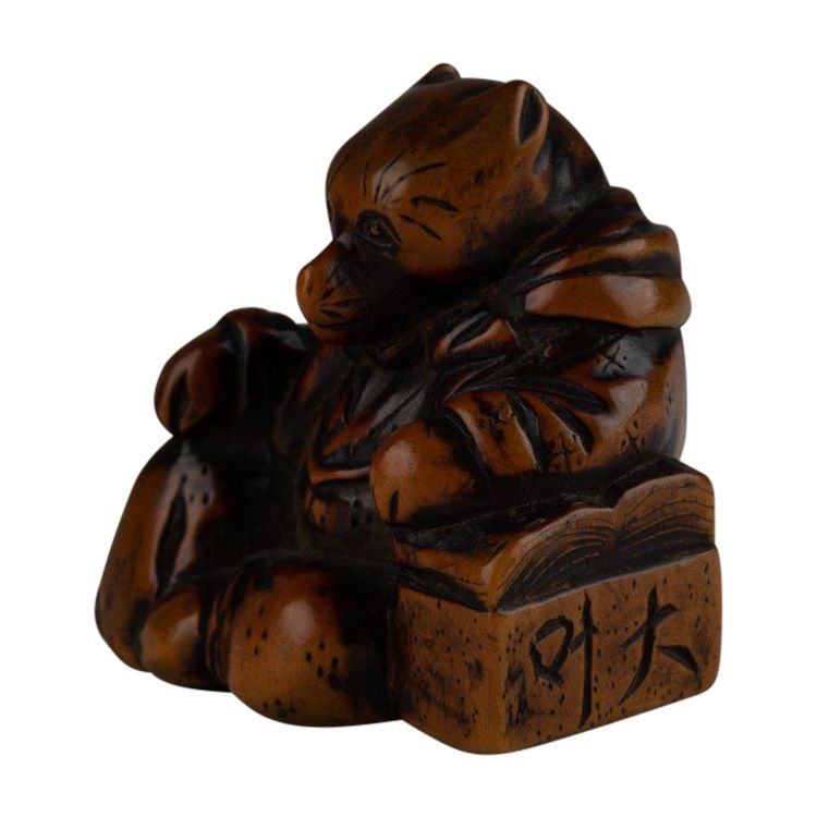 Netsuke - Model representing a fox disguised as a priest. Edo Japan