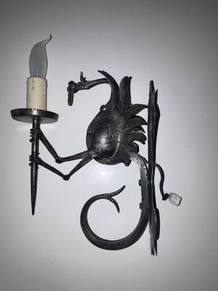 Alessandro MAZZUCOTELLI (1865-1938) (attribuito a) Lampada da parete in ferro battuto a forma di drago