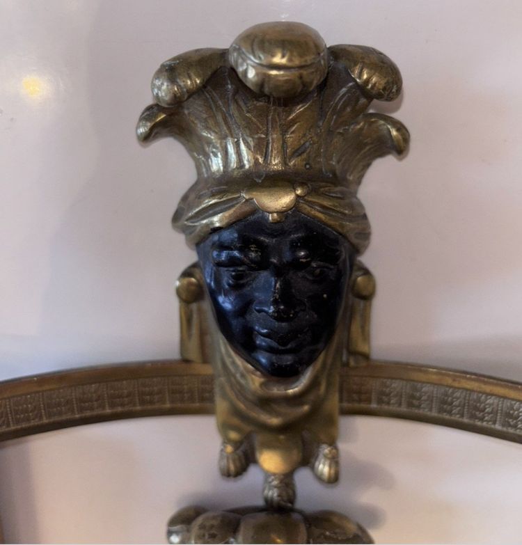 Maison BAGUES, Paar Indische Wandleuchten aus vergoldeter und patinierter Bronze