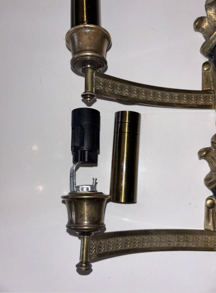 Maison BAGUES, Paar Indische Wandleuchten aus vergoldeter und patinierter Bronze