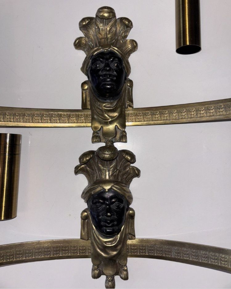 Maison BAGUES, Paar Indische Wandleuchten aus vergoldeter und patinierter Bronze