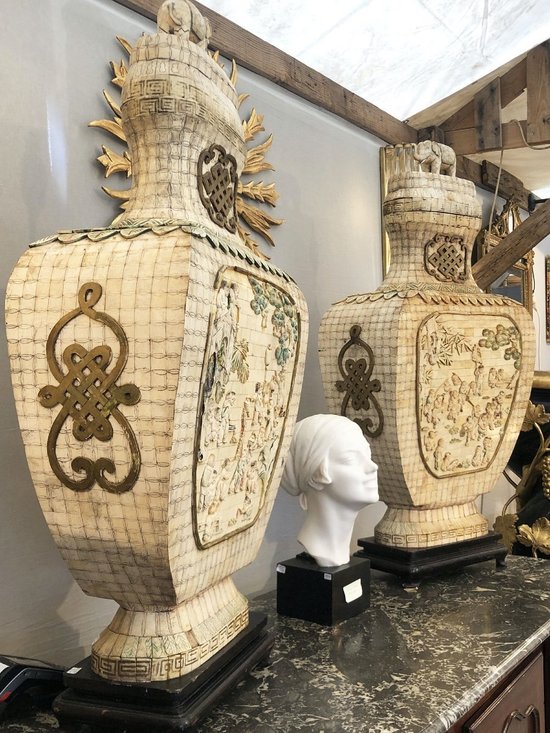 Paire De Très Grands Vases Décoratifs En Os. Chine, XIXe Siècle