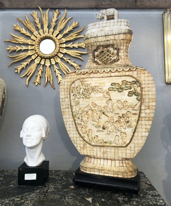 Paire De Très Grands Vases Décoratifs En Os. Chine, XIXe Siècle
