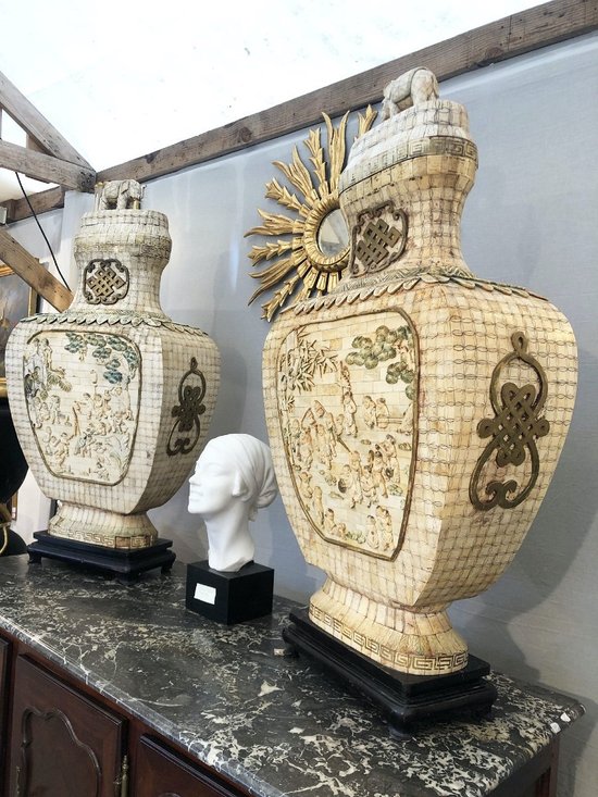 Paire De Très Grands Vases Décoratifs En Os. Chine, XIXe Siècle