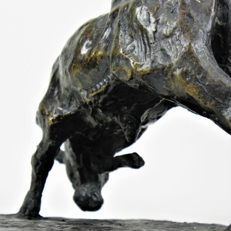 Kämpfender Junger Stier - Bronze von Guido Righetti (c. 1926)