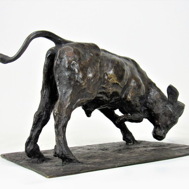 Kämpfender Junger Stier - Bronze von Guido Righetti (c. 1926)