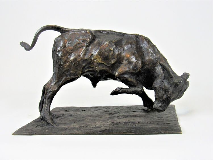 Kämpfender Junger Stier - Bronze von Guido Righetti (c. 1926)