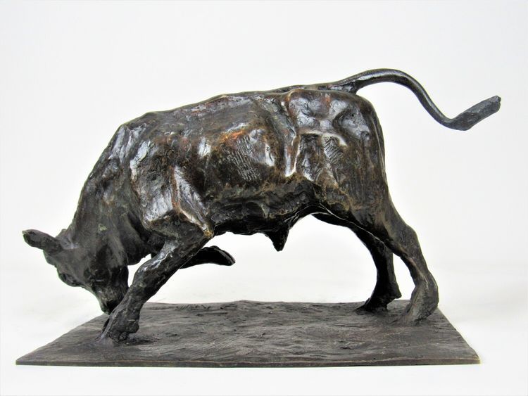 Kämpfender Junger Stier - Bronze von Guido Righetti (c. 1926)