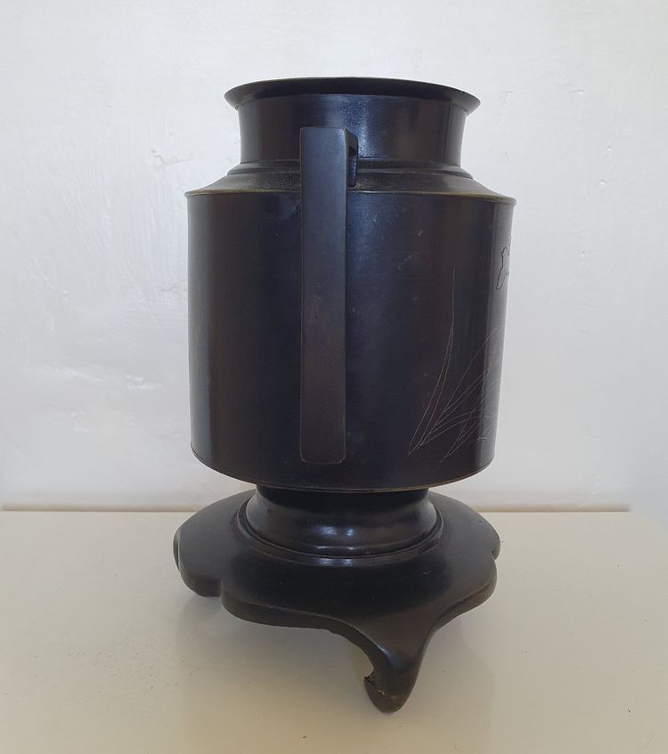 Encensoir ou hibachi en bronze d'époque Meiji avec base tripode