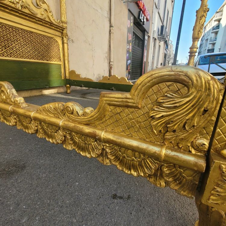 Grande letto Baldaquin in legno dorato, fine XIX secolo