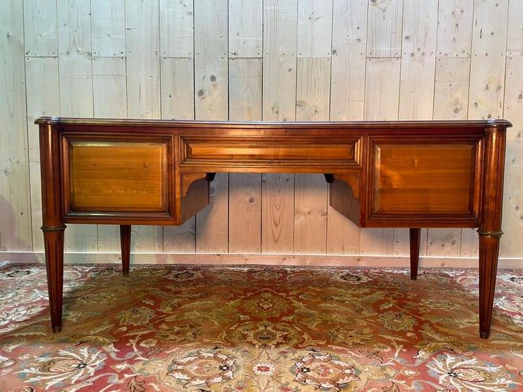 Bureau plat de style Louis XVI en merisier et cuir vert 