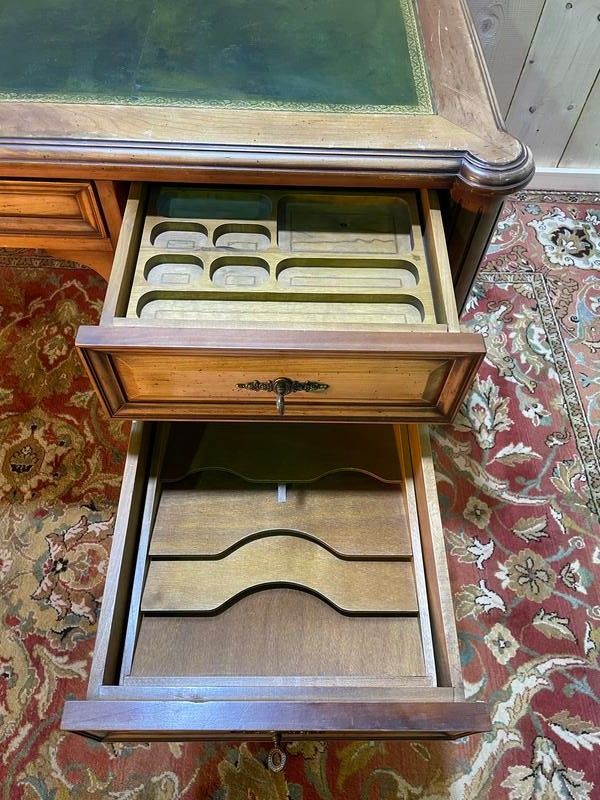 Bureau plat de style Louis XVI en merisier et cuir vert 