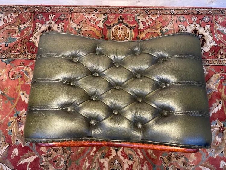 Ruhe - Englisch Chesterfield Fuß in grünem Leder