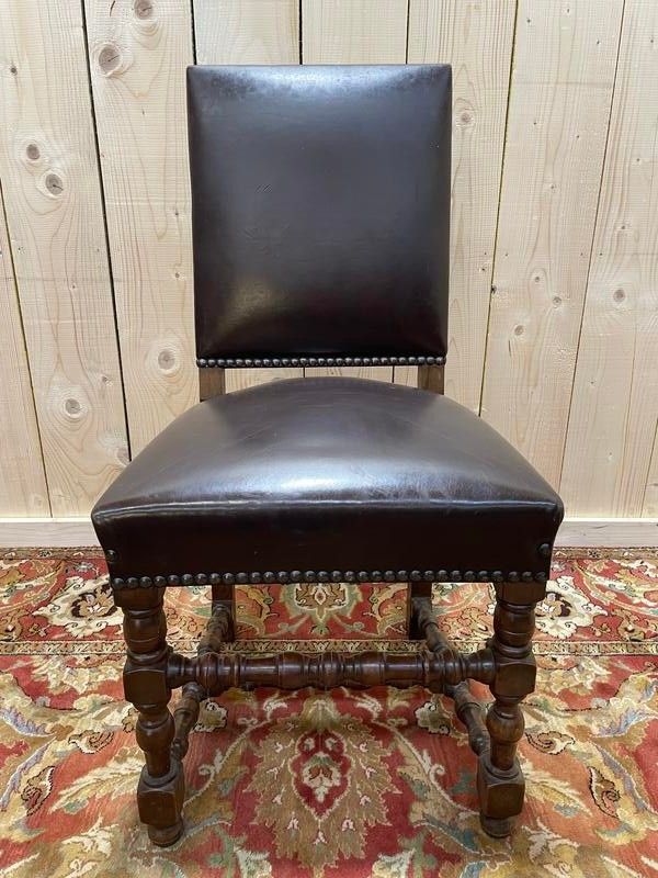 Suite de 4 chaises de style Louis XIII en cuir 