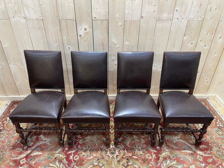 Suite de 4 chaises de style Louis XIII en cuir 