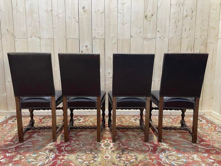 Suite de 4 chaises de style Louis XIII en cuir 