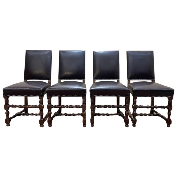 Suite de 4 chaises de style Louis XIII en cuir 