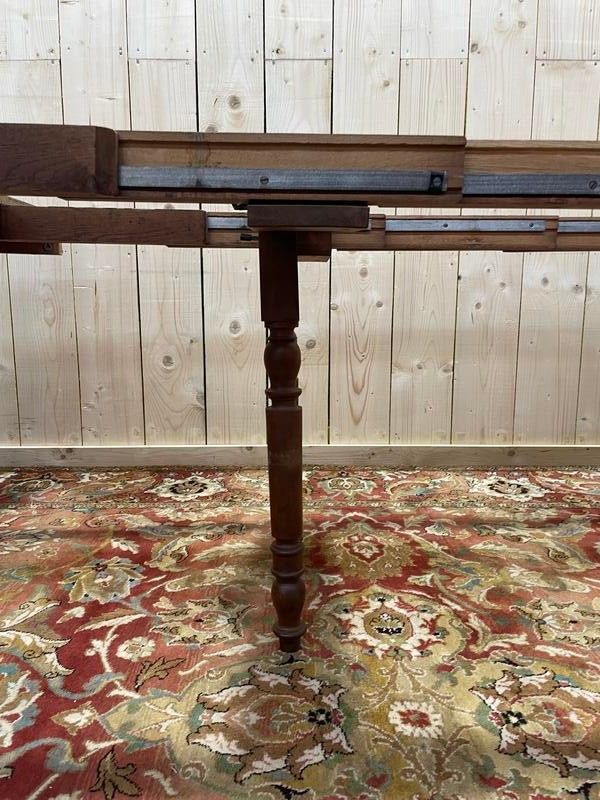 Table de salle à manger ovale de style Louis XVI en noyer