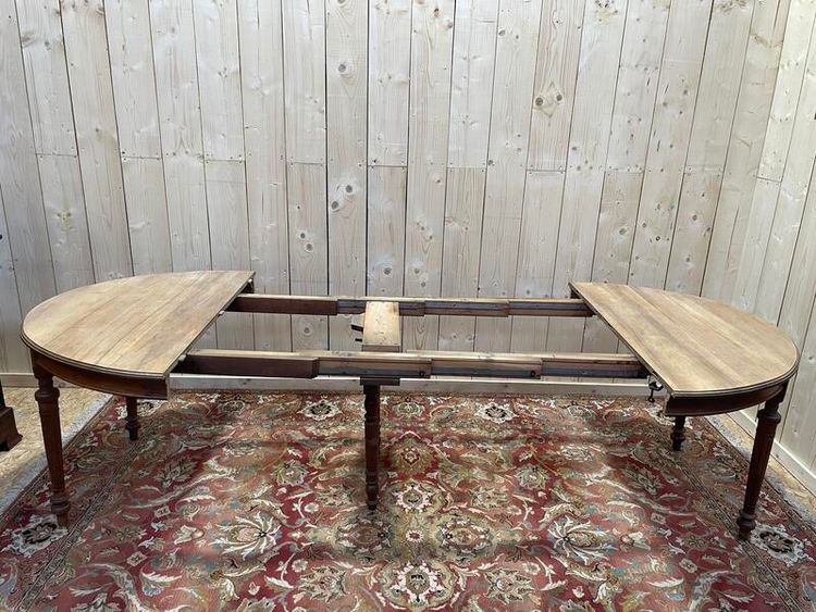 Table de salle à manger ovale de style Louis XVI en noyer