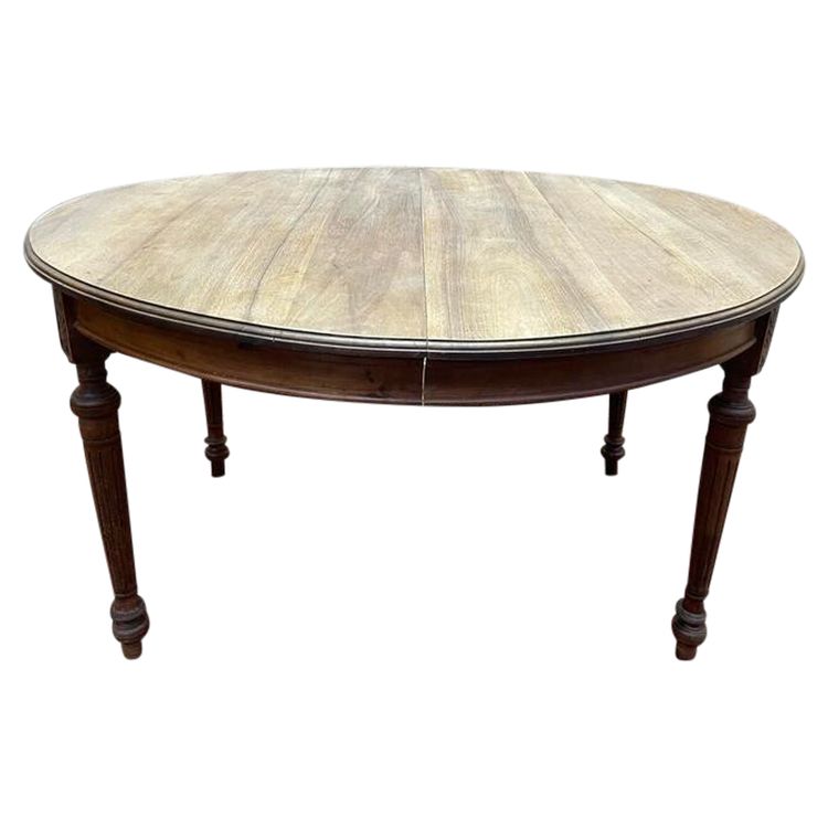 Table de salle à manger ovale de style Louis XVI en noyer