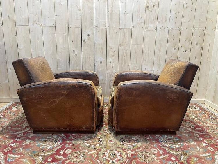Paire de fauteuils Club en cuir usés 