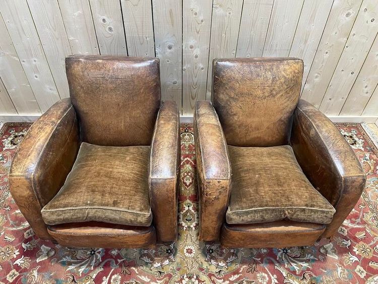 Paire de fauteuils Club en cuir usés 