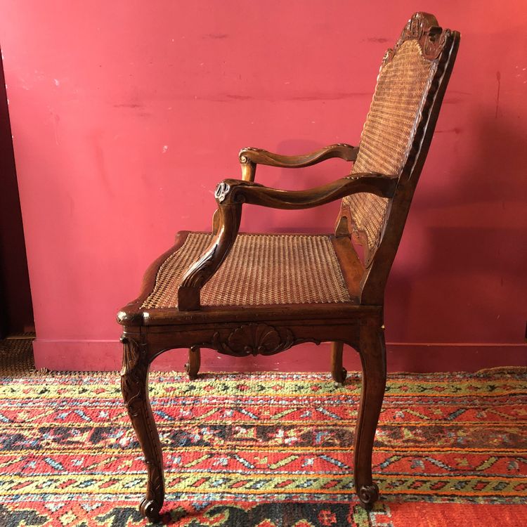Fauteuil richement sculpté, époque Régence