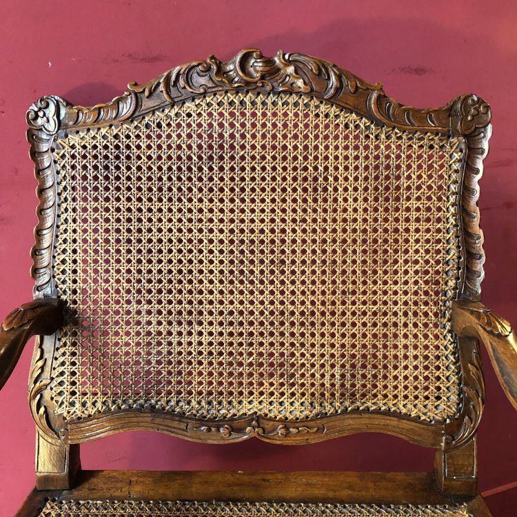 Fauteuil richement sculpté, époque Régence