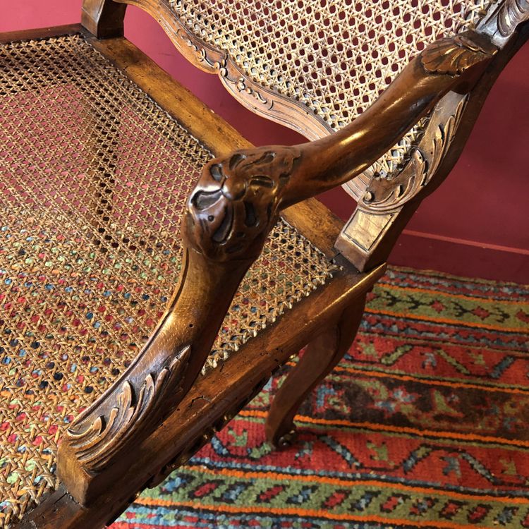 Fauteuil richement sculpté, époque Régence