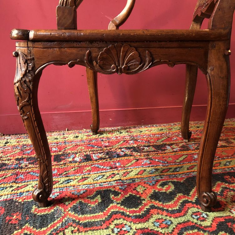Fauteuil richement sculpté, époque Régence